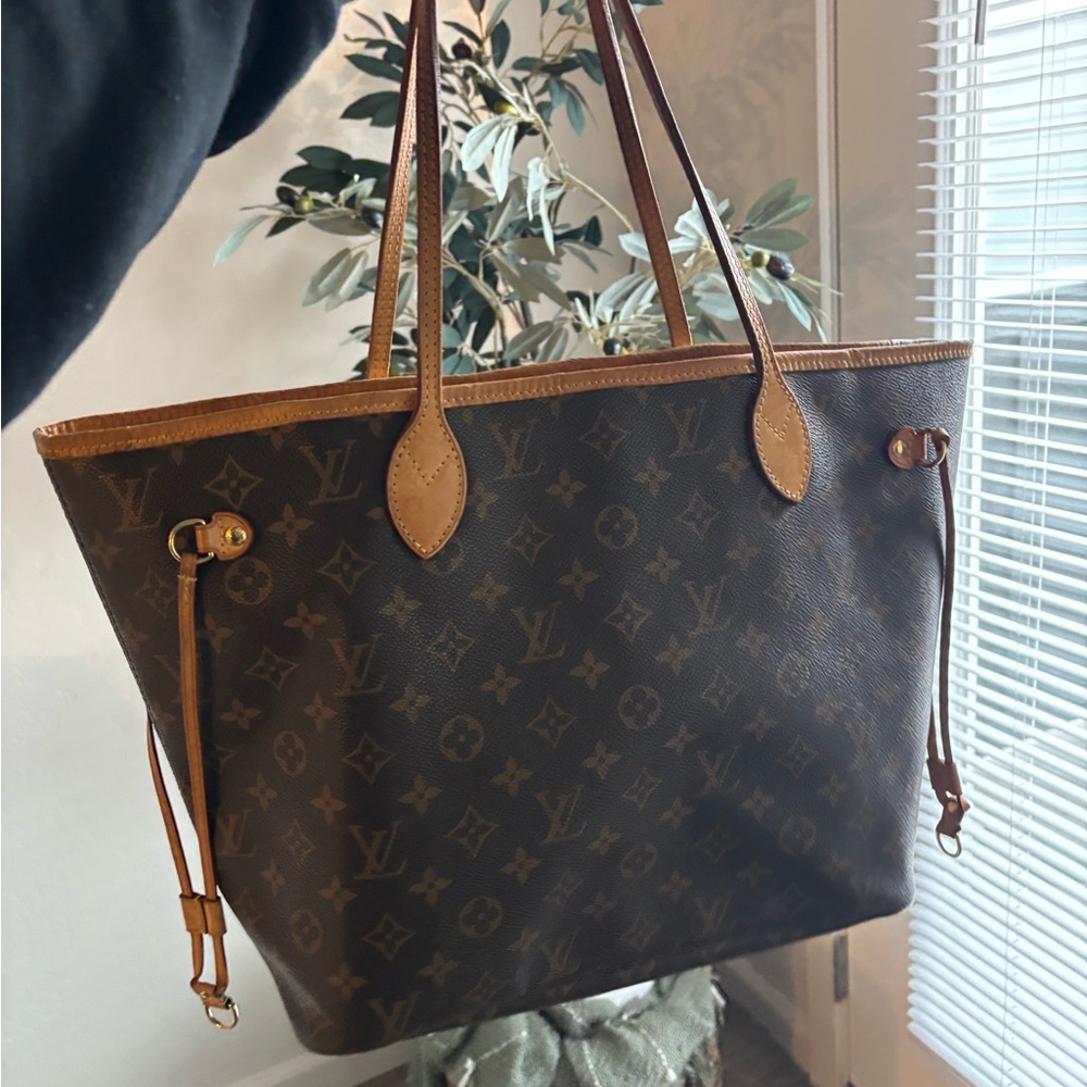 Louis Vuitton Neverfull MM - Picture 3 of 9